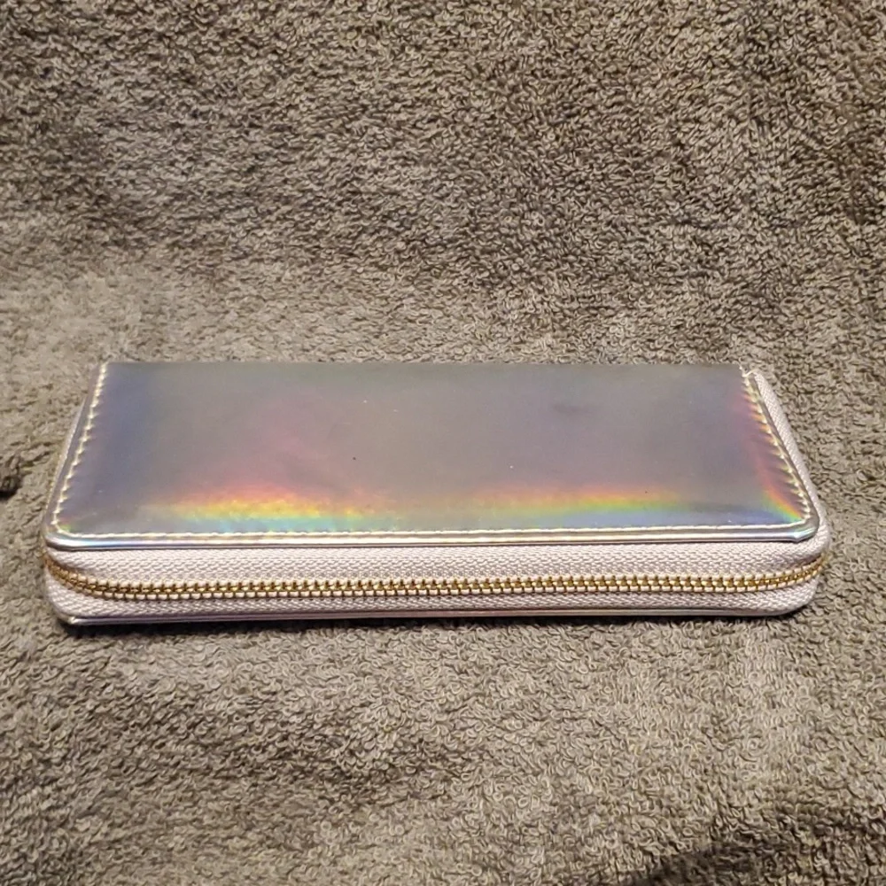 BNWT: Irendescent Wallet - Picture 9 of 9